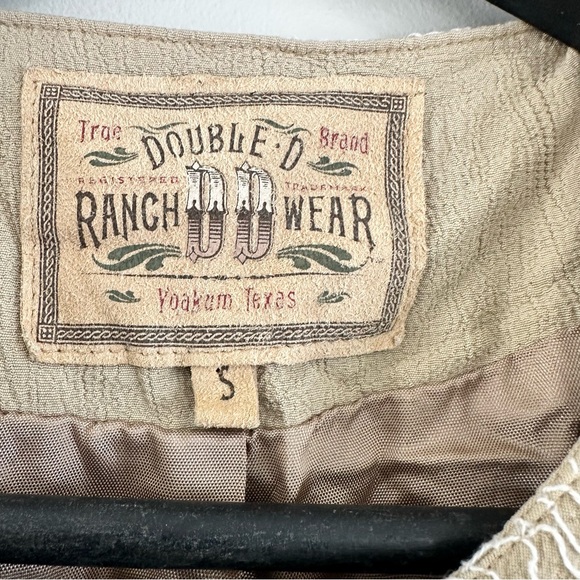 Double D Ranch Beige Textured Embroidered Buttoned Top Small - Picture 4 of 10